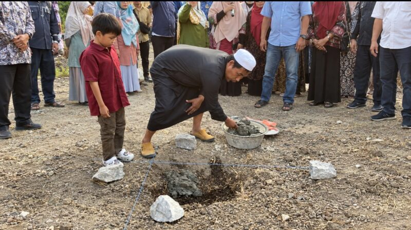 Direktur PT Zeeshan Karajae Mandiri, melakukan peletakan batu pertama dalam pembangunan perumahan Subsidi Grand Panrita