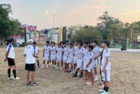 Tim sepak bola putra menerima pengarahan dari pelatih saat latihan persiapan Porprov Sulsel 2026