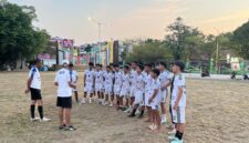 Tim sepak bola putra menerima pengarahan dari pelatih saat latihan persiapan Porprov Sulsel 2026