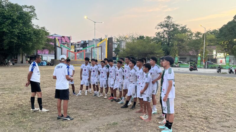 Tim sepak bola putra menerima pengarahan dari pelatih saat latihan persiapan Porprov Sulsel 2026