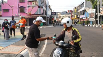 Kabut Asap Selimuti Parepare, Dinas Kesehatan Turun ke Jalan Bagikan Masker
