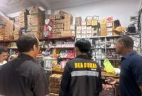 Petugas KPPBC Parepare saat melakukan pengawasan BKC 