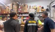Petugas KPPBC Parepare saat melakukan pengawasan BKC