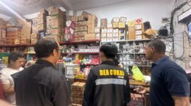 Petugas KPPBC Parepare saat melakukan pengawasan BKC 