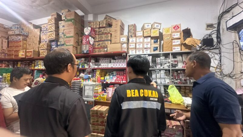 Petugas KPPBC Parepare saat melakukan pengawasan BKC 