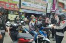 Personel Brimob Parepare bagikan masker kepada warga akibat asap tebal selimuti kota Parepare, Sulawesi selatan 