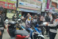 Personel Brimob Parepare bagikan masker kepada warga akibat asap tebal selimuti kota Parepare, Sulawesi selatan 