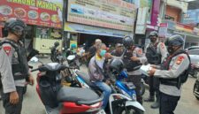 Personel Brimob Parepare bagikan masker kepada warga akibat asap tebal selimuti kota Parepare, Sulawesi selatan