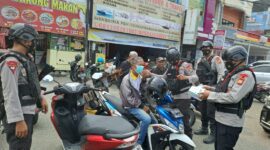Personel Brimob Parepare bagikan masker kepada warga akibat asap tebal selimuti kota Parepare, Sulawesi selatan 