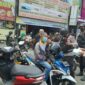 Personel Brimob Parepare bagikan masker kepada warga akibat asap tebal selimuti kota Parepare, Sulawesi selatan 