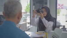Seorang petugas Imigrasi sedag mengambil foto pemohon untuk kepentingan dokumen penerbitan paspor