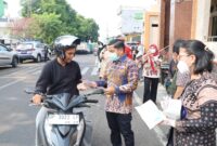 Wali kota Parepare Tasming Hamid sedang membagikan masker kepada pengendara sebagai upaya mencegah gangguan pernapasan akibat gangguan asap tebal di akibatkan Karhutla