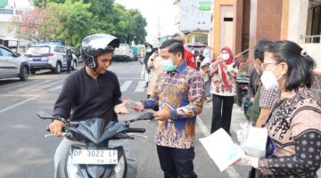 Wali kota Parepare Tasming Hamid sedang membagikan masker kepada pengendara sebagai upaya mencegah gangguan pernapasan akibat gangguan asap tebal di akibatkan Karhutla