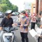 Wali kota Parepare Tasming Hamid sedang membagikan masker kepada pengendara sebagai upaya mencegah gangguan pernapasan akibat gangguan asap tebal di akibatkan Karhutla