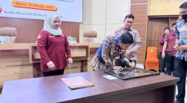 Wali kota Tasming Hamid menandatangani prasasti dalam kegiatan ceremony peresmian jalan Rabat Beton Hasil Diseminasi Produk Inovasi dari Pemanfaatan Limbah Pertanian, yang berlangsung di Ruang Pola Kantor Sekretariat Daerah Kota Parepare, Kamis, 15 Oktober 2026