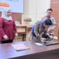 Wali kota Tasming Hamid menandatangani prasasti dalam kegiatan ceremony peresmian jalan Rabat Beton Hasil Diseminasi Produk Inovasi dari Pemanfaatan Limbah Pertanian, yang berlangsung di Ruang Pola Kantor Sekretariat Daerah Kota Parepare, Kamis, 15 Oktober 2026