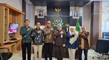 Foto bersama BM PT Pelindo Multi Terminal Branch Parepare, Sulawesi selatan, Darwis didampingi jajarannya saat kunjungan silaturahmi dengan Kajari Parepare